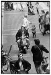 351142 Afbeelding van twee jongens op een scooter door het voetgangersgebied van de binnenstad te Utrecht.